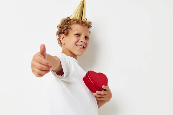 Veselý chlapec s čepicí na hlavě a dárkovou krabicí v podobě srdce — Stock fotografie