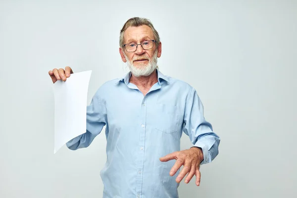 Портрет счастливого пожилого человека в голубой рубашке и очки белый лист бумаги обрезанный вид — стоковое фото