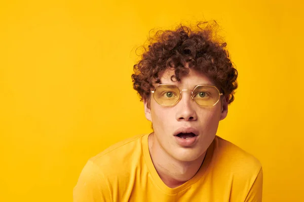 Lindo pelirrojo chico joven estilo gafas estudio casual desgaste monocromo disparo — Foto de Stock