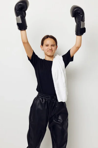 Schönes Mädchen in Boxhandschuhen in schwarzer Hose und T-Shirt Lebensstil unverändert — Stockfoto
