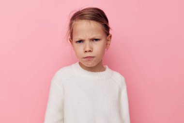 Küçük kız beyaz süveter, izole edilmiş eğlenceli bir arka plan.