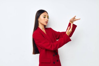 Portre güzel kadın moda ceketi. İzole edilmiş arka plan değiştirilmemiş.