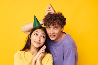 Sevgili ve sevgili arkadaşlığı doğum günü tatili sarı arka plan