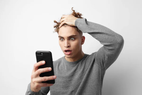 Homem atraente com um telefone na mão comunicação Estilo de vida inalterado — Fotografia de Stock