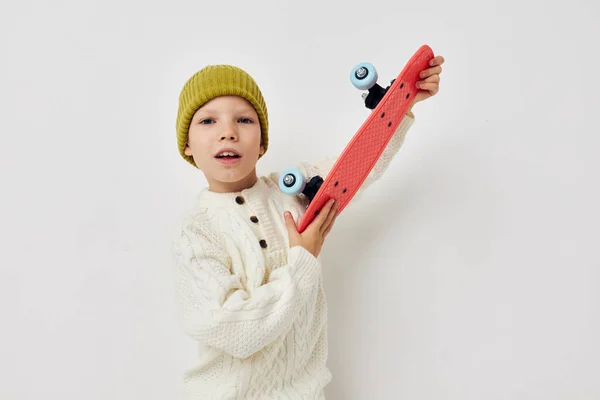 Ritratto di felice sorridente bambina posa skateboard intrattenimento luce sfondo — Foto Stock