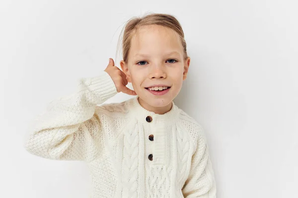 Bella ragazza in un maglione bianco vestiti alla moda infanzia inalterata — Foto Stock
