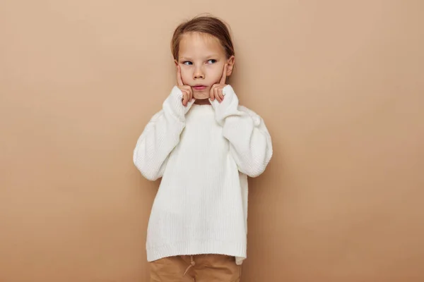 Маленькая девочка детские эмоции стиль весело образ жизни неизменным — стоковое фото