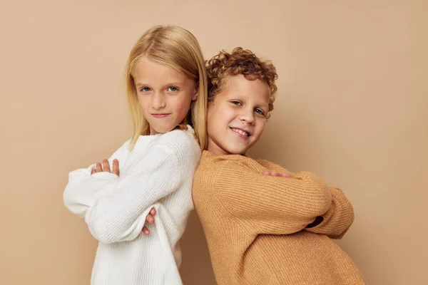 Retrato de niños lindos abrazo entretenimiento posando amistad fondo beige — Foto de Stock