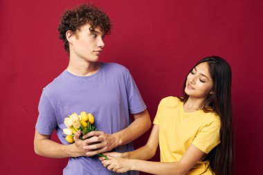 Genç bir oğlan ve kız bir buket sarı çiçek tabanlı arkadaşlık yaşam tarzını değiştirmemiş