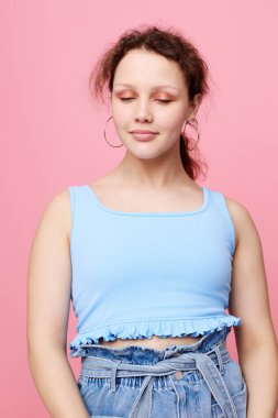 Güzel bir kadın, yakın çekim duygularını kırıştırıyor. Küpeler, yaşam tarzını değiştirmeden poz veriyor.