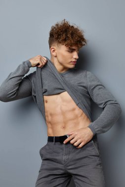 Yakışıklı, genç, seksi, kendine güvenen, soyutlanmış bir geçmişi var.