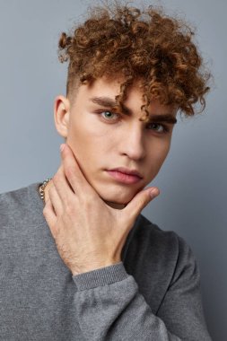 Yakışıklı, seksi, kendine güvenen hayat tarzını değiştirmemiş.