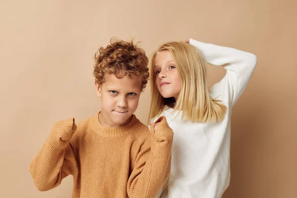 Little boy and girl hug entertainment posing friendship isolated background — Stockfoto