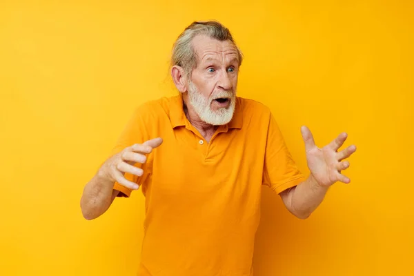 Viejo hombre mano gesto gris barba divertido aislado fondo — Foto de Stock