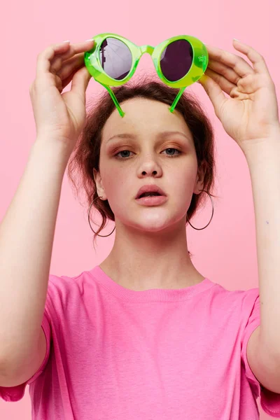 Modelo de menina adolescente elegante Vestuário de juventude óculos de sol verdes posando estilo moderno — Fotografia de Stock
