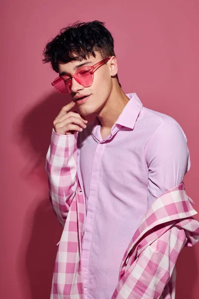 Гарний чоловік рожева сорочка і окуляри піджак моди елегантний стиль ізольований фон незмінний — стокове фото