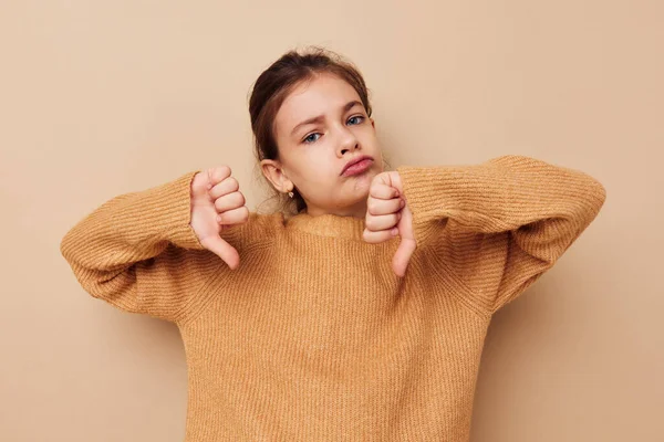 Mooi jong meisje in trui poseren hand gebaren geïsoleerde achtergrond — Stockfoto