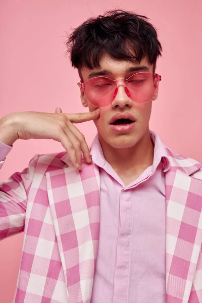Foto de novio joven romántico gafas de sol rosa de moda chaqueta posando modelo estudio —  Fotos de Stock