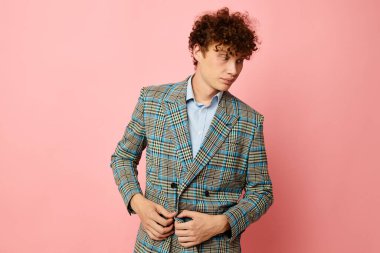 Sevimli kızıl saçlı adam şık ceketli şık poz veren moda yaşam tarzı değiştirilmemiş.