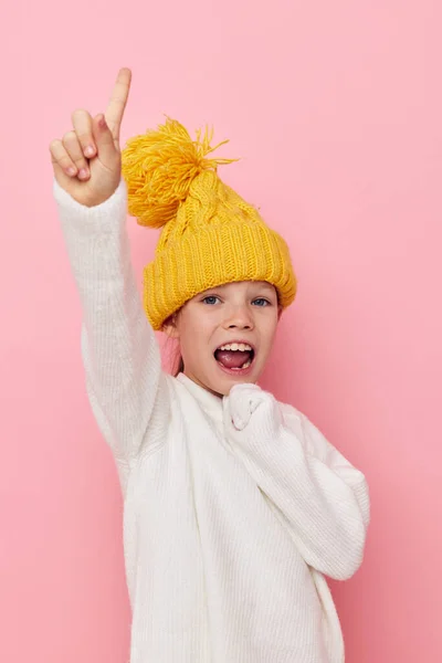 Портрет счастливой улыбающейся девочки эмоции руки жеста детства неизменным — стоковое фото