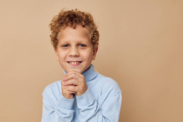 Милый мальчик детские модные эмоции стиль жизни неизменный