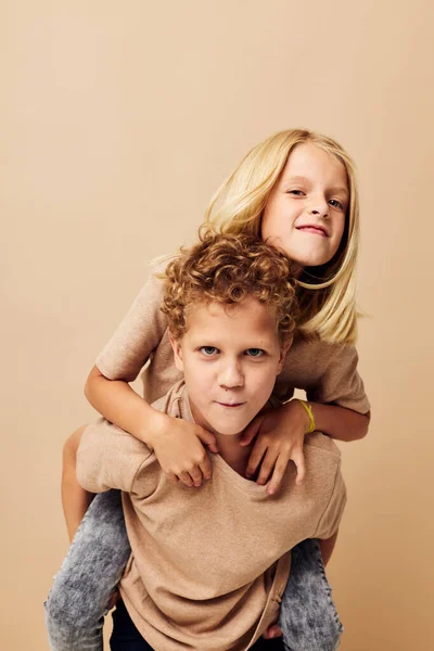 Lindos niños elegantes gesticulan con sus manos juntas Estilo de vida inalterado — Foto de Stock