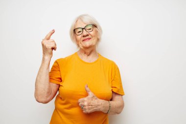 duygusal yaşlı kadın görme sorunları gözlüklerle izole edilmiş arka plan