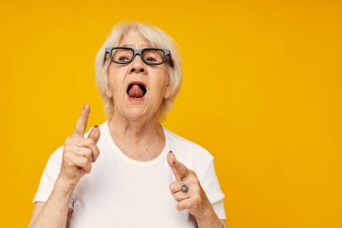 Gülümseyen yaşlı kadın görme sorunları ve yakın çekim duyguları.