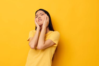 Güzel esmer duygular, izole edilmiş arka plandaki sorunları alt üst eder.