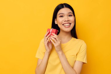 Küçük kırmızı hediye kutusu eğlenceli sarı arka plan değiştirilmemiş