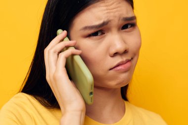 Çekici Asyalı genç kadın telefon iletişimi eğlenceli Yaşam tarzını değiştirmeden kullan