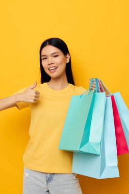 Asyalı güzel bir genç kadın portresi. Moda alışverişi.