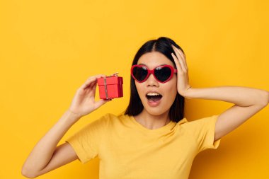 Asyalı görünümlü kadın moda gözlükleri hediye stüdyo modeli değiştirilmemiş.