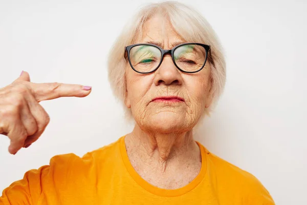 Foto de aposentado velhota saúde estilo de vida óculos tratamento isolado fundo — Fotografia de Stock