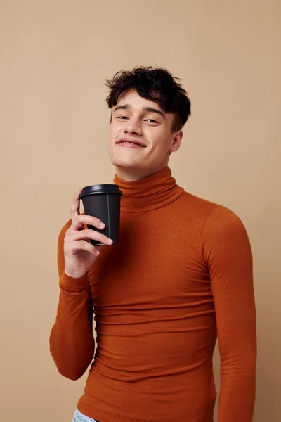 Een jonge man modieuze kleding poseren studio moderne stijl Lifestyle ongewijzigd — Stockfoto