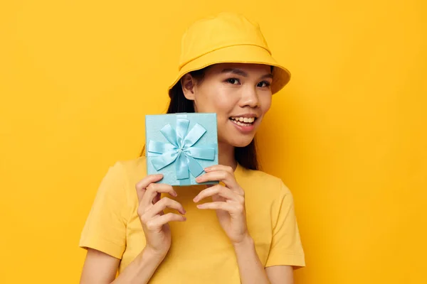 Asyalı görünümlü bir kadın. Mavi hediye kutusu. Doğum günü. — Stok fotoğraf
