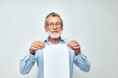Mutlu son sınıf öğrencisinin portresi boş kağıt yaprak el hareketi gülümseme kırpılmış görünüm