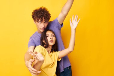 Hoş, genç bir çift. Günlük kıyafetler. Duygular, maskaralıklar.