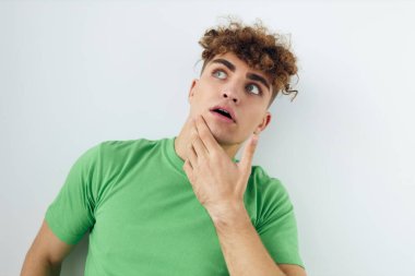 Yakışıklı genç adam günlük giysiler yakın çekim yaşam tarzı değiştirilmemiş