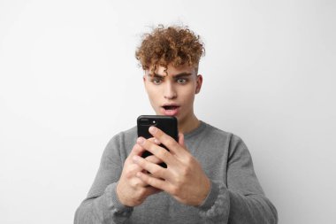 Telefon özçekimli şık adam teknolojisi. Yaşam tarzı değişmemiş.