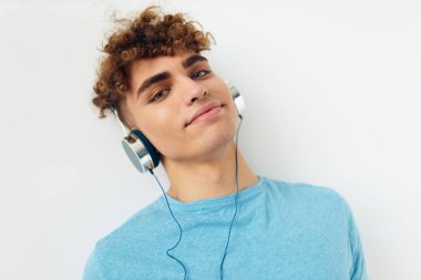 Yakışıklı adam müzik teknolojisi eğlence dünyasının izole edilmiş arka planı