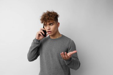 Telefon özçekimli şık adam teknolojisi. Yaşam tarzı değişmemiş.