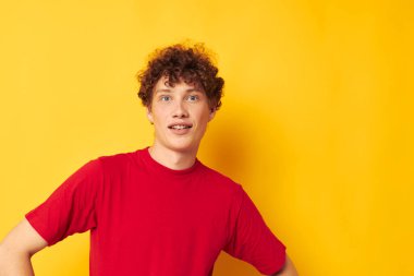 Tatlı kızıl saçlı adam yaz stili modasında izole edilmiş arka plan değiştirilmemiş.