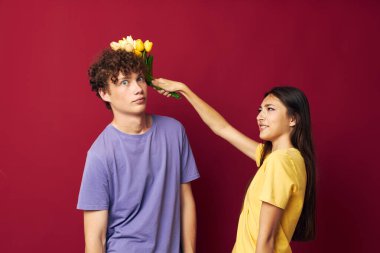 Şirin, genç bir çift çiçek buketi. Eğlenceli, izole edilmiş, değiştirilmemiş arka plan.