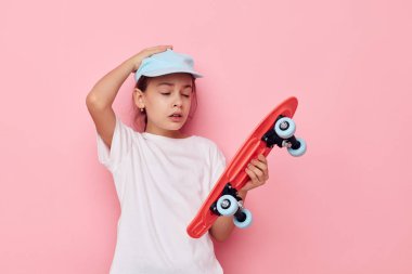 Küçük kız beyaz t-shirt pozu veriyor. Duygular izole edilmiş.