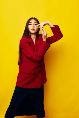 Kırmızı ceketli güzel esmer. Kozmetik ceketli. Sarı arka planda değişme yok.