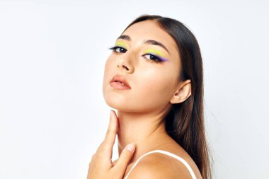 Güzel bir kadın portresi. Moda modasına uygun. Arka plan değişmemiş.