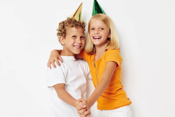 Imagen de chico y chica positivos con gorras en su cabeza entretenimiento de vacaciones fondo de luz — Foto de Stock