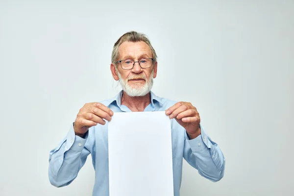 Портрет счастливого пожилого человека чистый лист бумаги жест руки улыбка обрезанный вид — стоковое фото