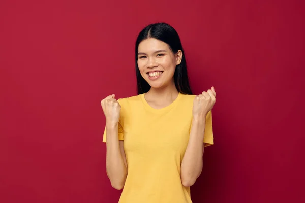 Žena s asijským vzhledem ve žlutém tričku gestikulace s rukama zábavné izolované pozadí beze změny — Stock fotografie
